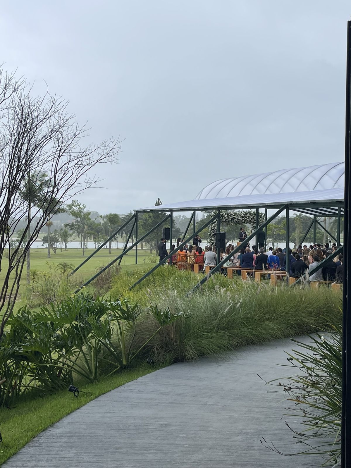 Cerimônia de casamento de Camila e Giovanni à beira do lago no Club Med Lake Paradise