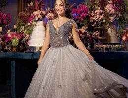 Catarina girando o vestido de cristais em frente à mesa do bolo