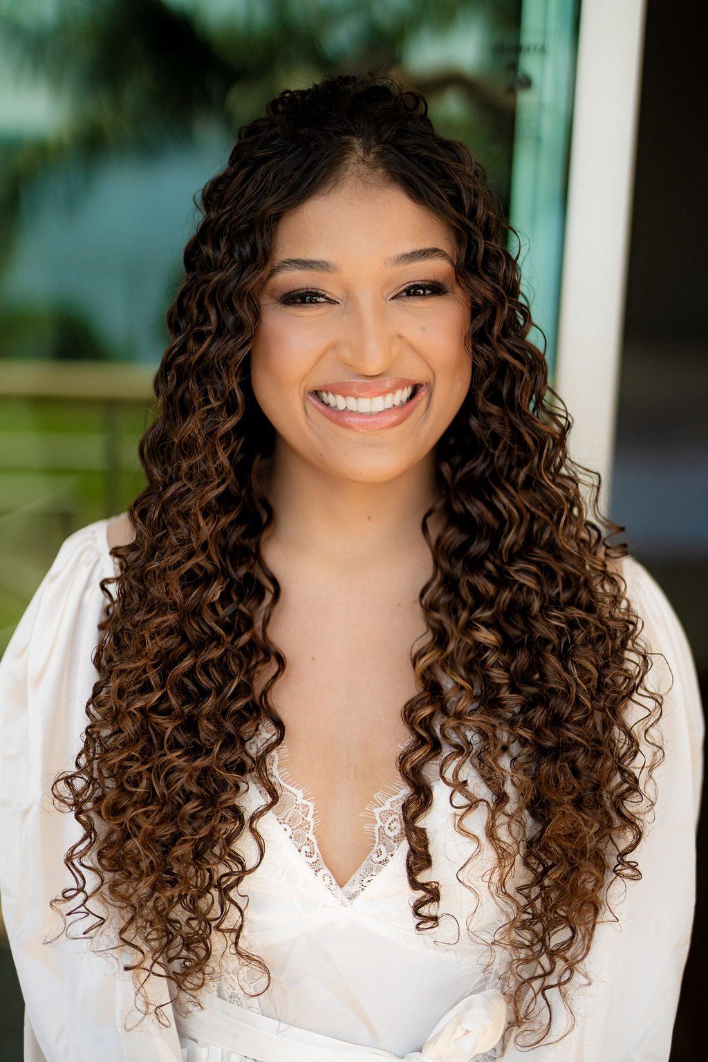 Priscila sorrindo durante o making of