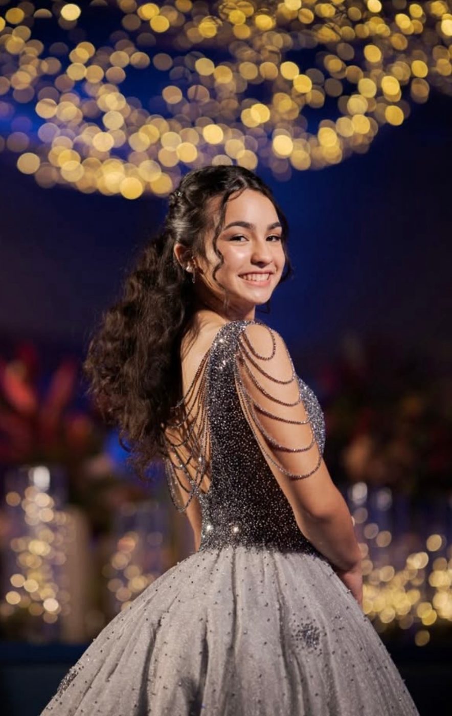 Catarina sorrindo com o vestido de cristais da valsa