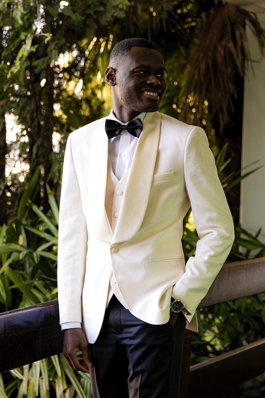 Kutanda pronto, de smoking branco, antes da cerimônia