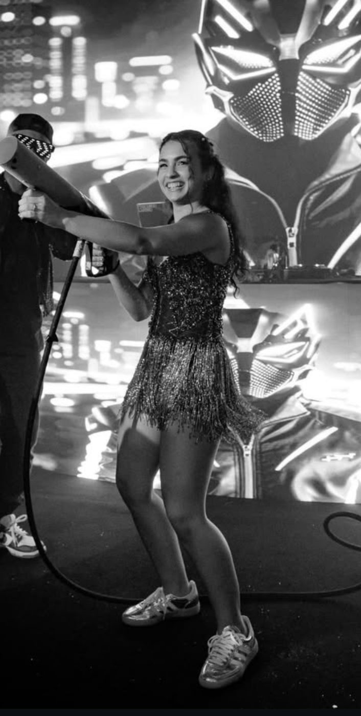 Catarina se divertindo na pista durante a balada, em preto e branco