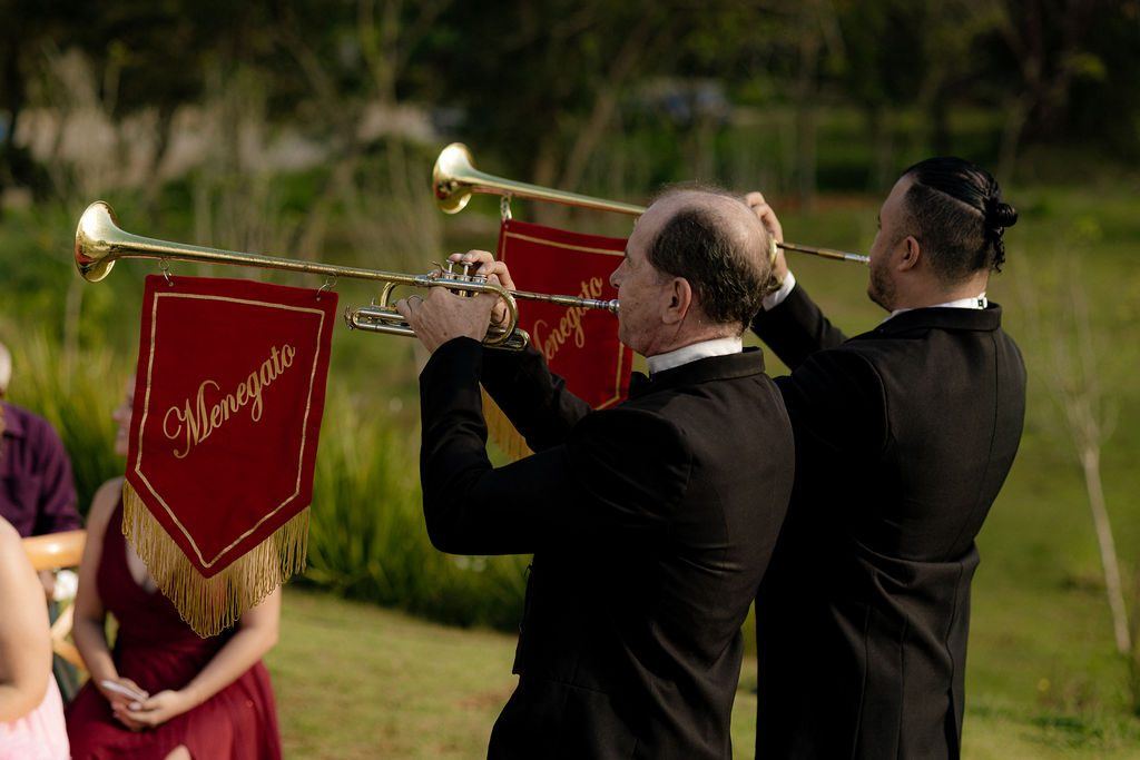 Trompetes anunciando a entrada da noiva