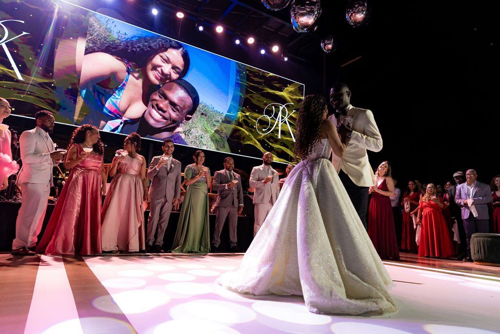 Primeira dança dos noivos diante do painel de LED