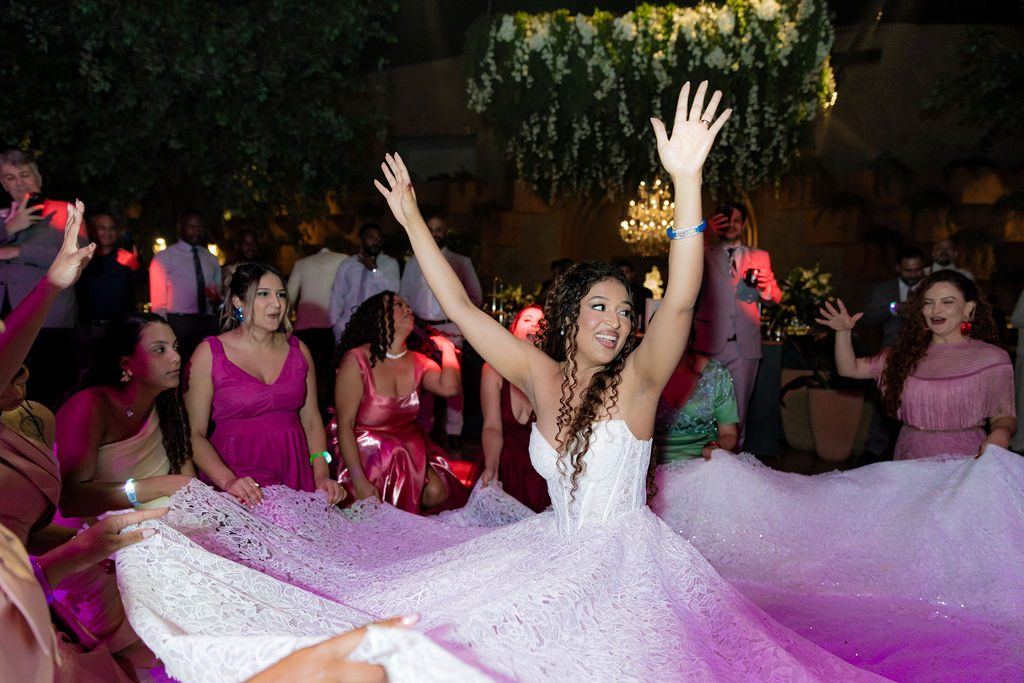 Priscila na dança do vestido com os convidados