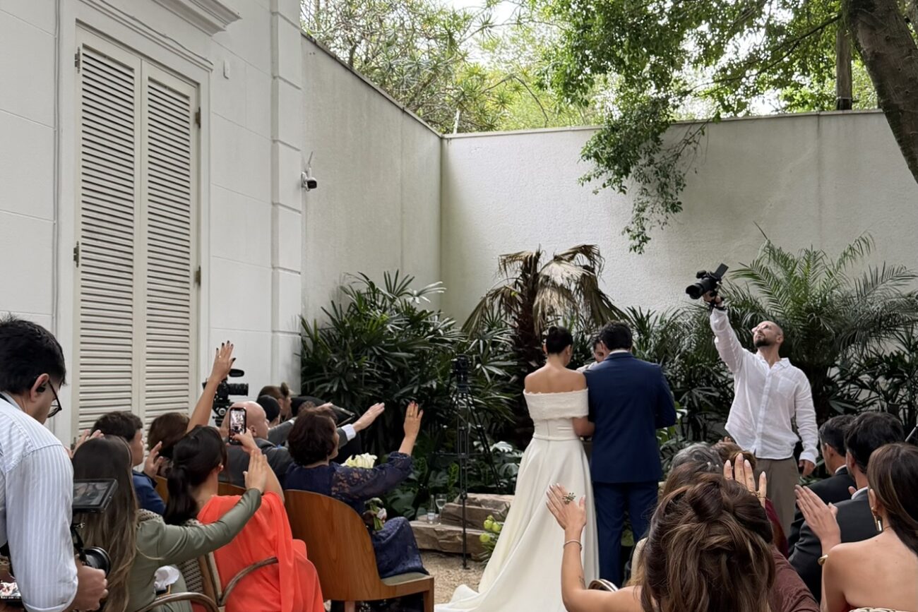 Convidados celebrando o casamento no jardim