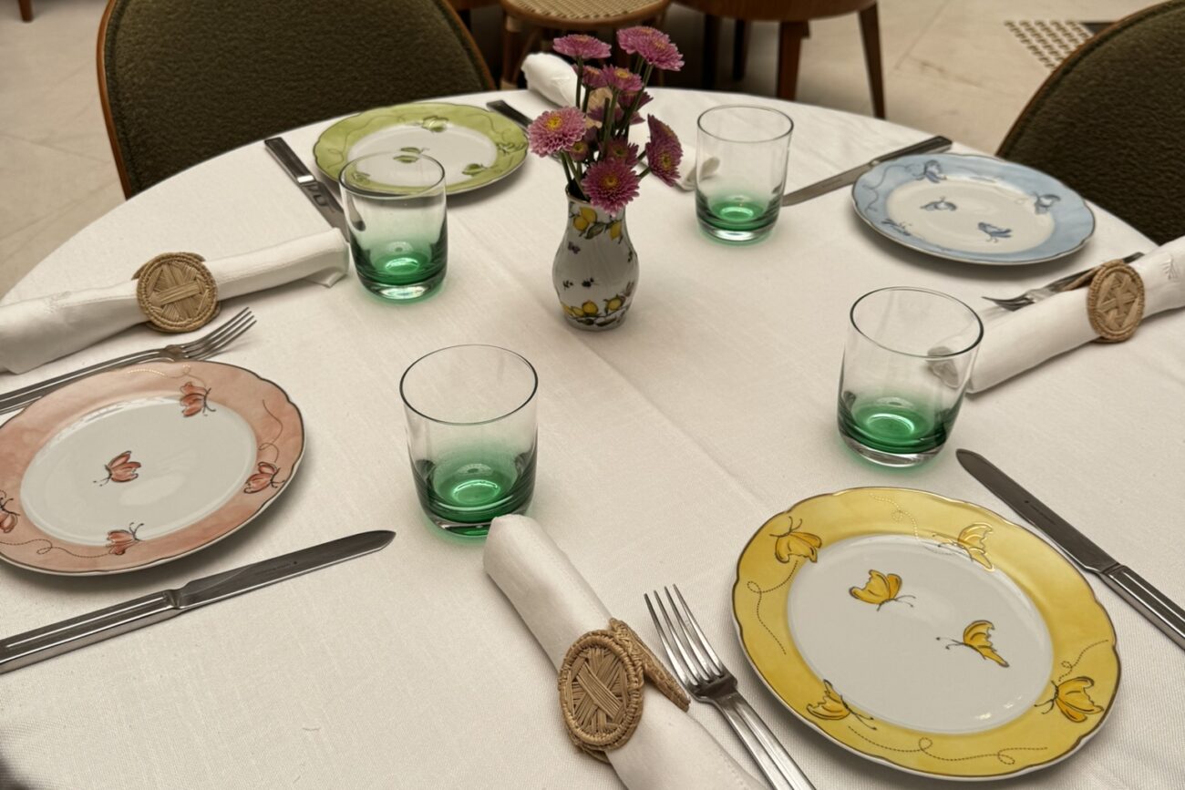 Mesa posta do restaurante Leila com louças Tania Bulhões