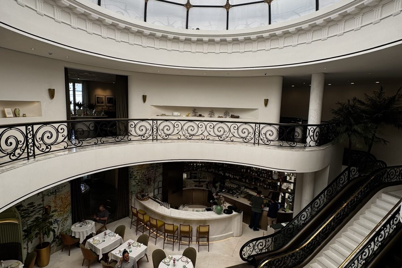 Cúpula de vidro do restaurante Leila na loja Tania Bulhões