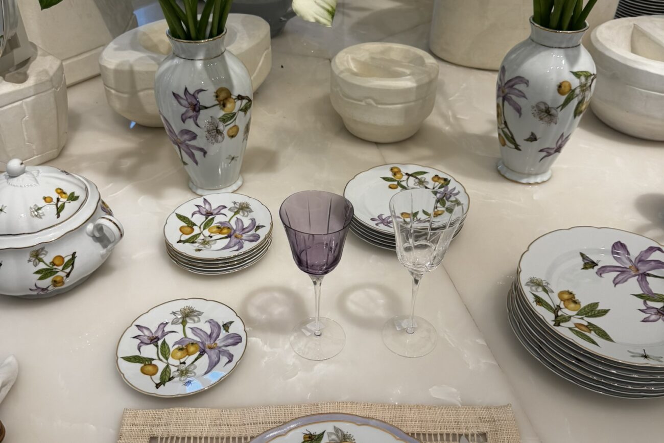 Mesa posta com porcelanas Tania Bulhões para lista de casamento