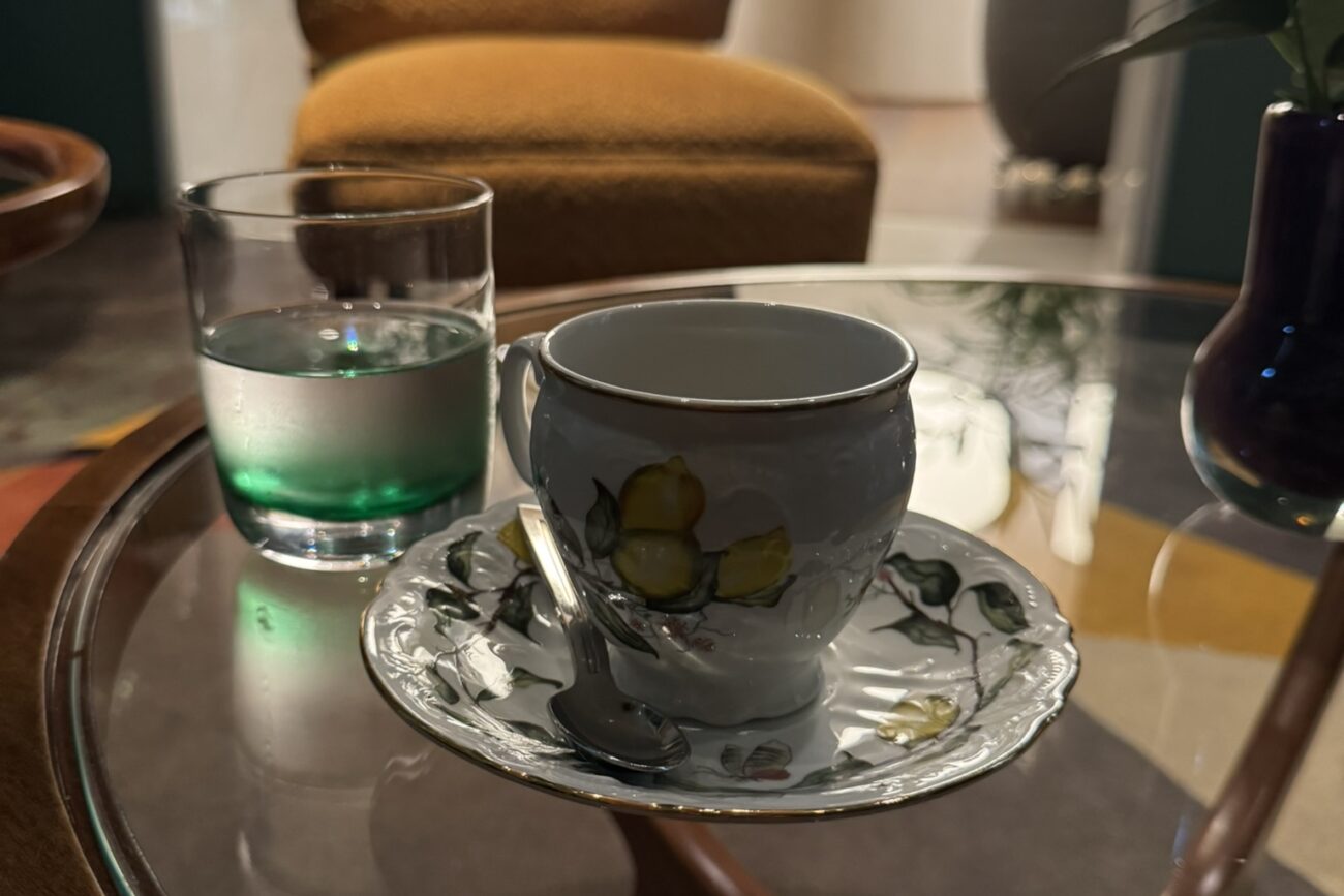 Café servido em porcelana Tania Bulhões na loja conceito