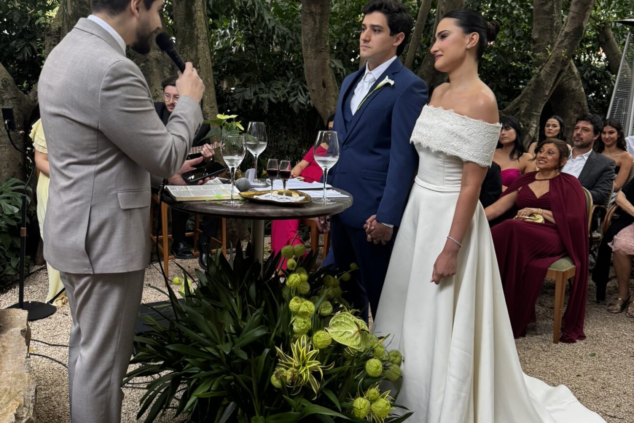 Cerimônia de casamento no jardim da loja Tania Bulhões