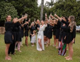 Camila brinda com as madrinhas no gramado do Club Med Lake Paradise na manhã do casamento
