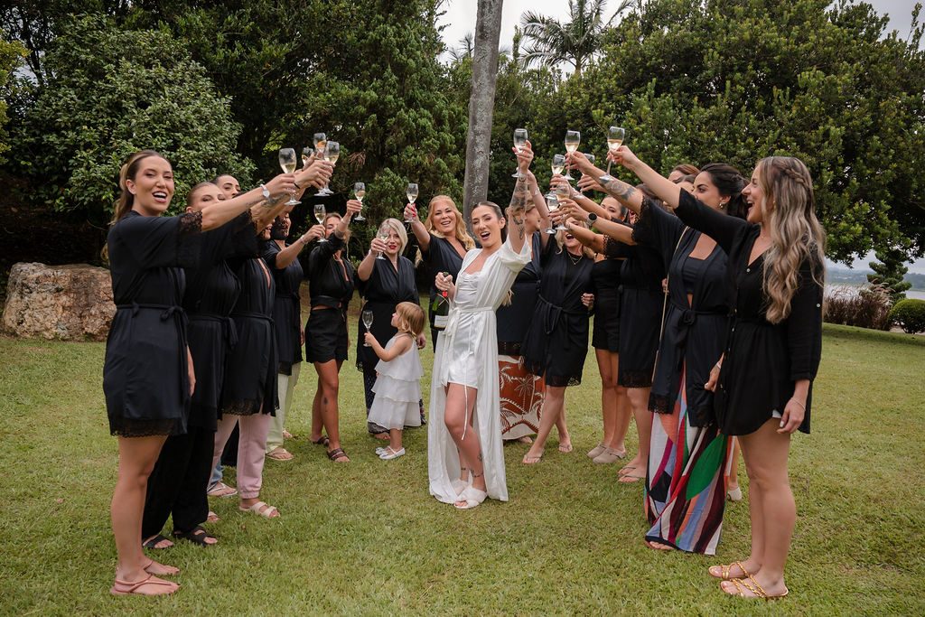Camila brinda com as madrinhas no gramado do Club Med Lake Paradise na manhã do casamento