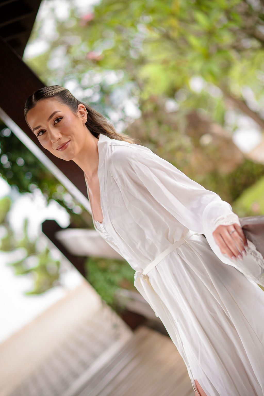 Camila de robe branco na varanda no dia do casamento