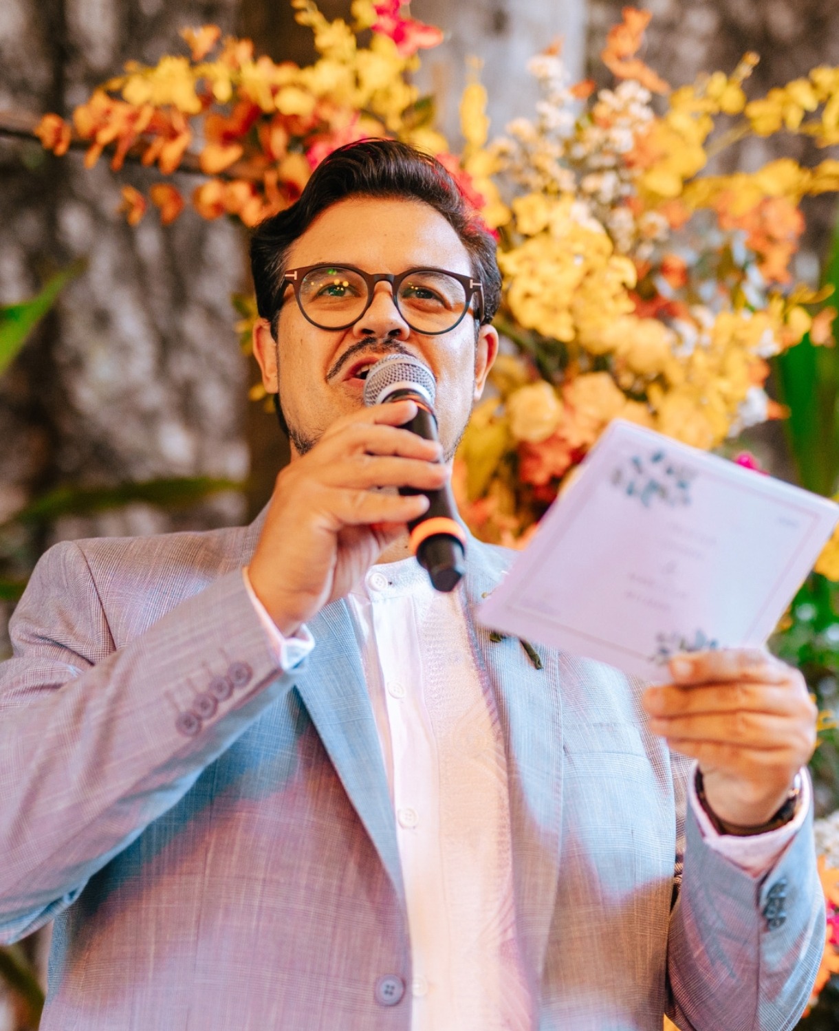 Celso Medeiros, celebrante de casamentos, conduzindo uma cerimônia ao ar livre