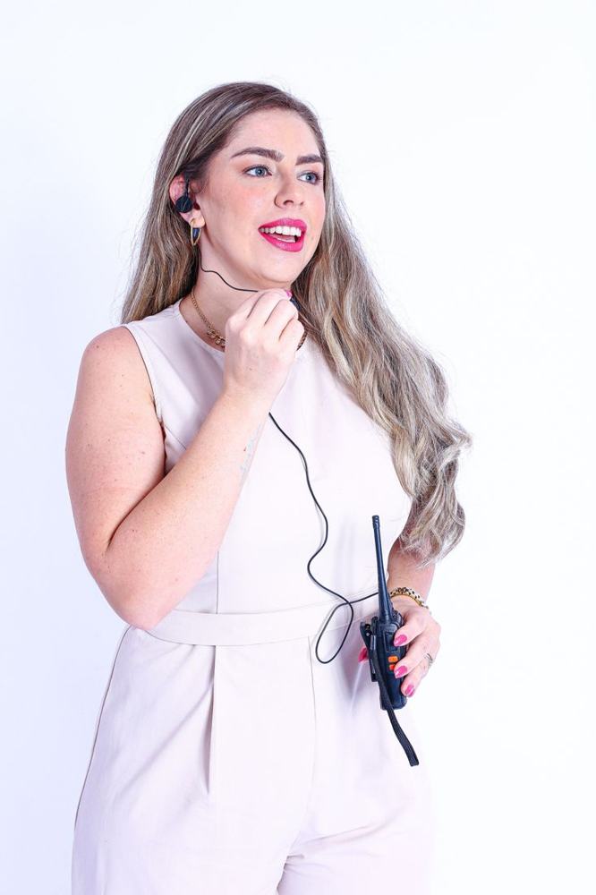 Monique Ieger coordenando um evento
