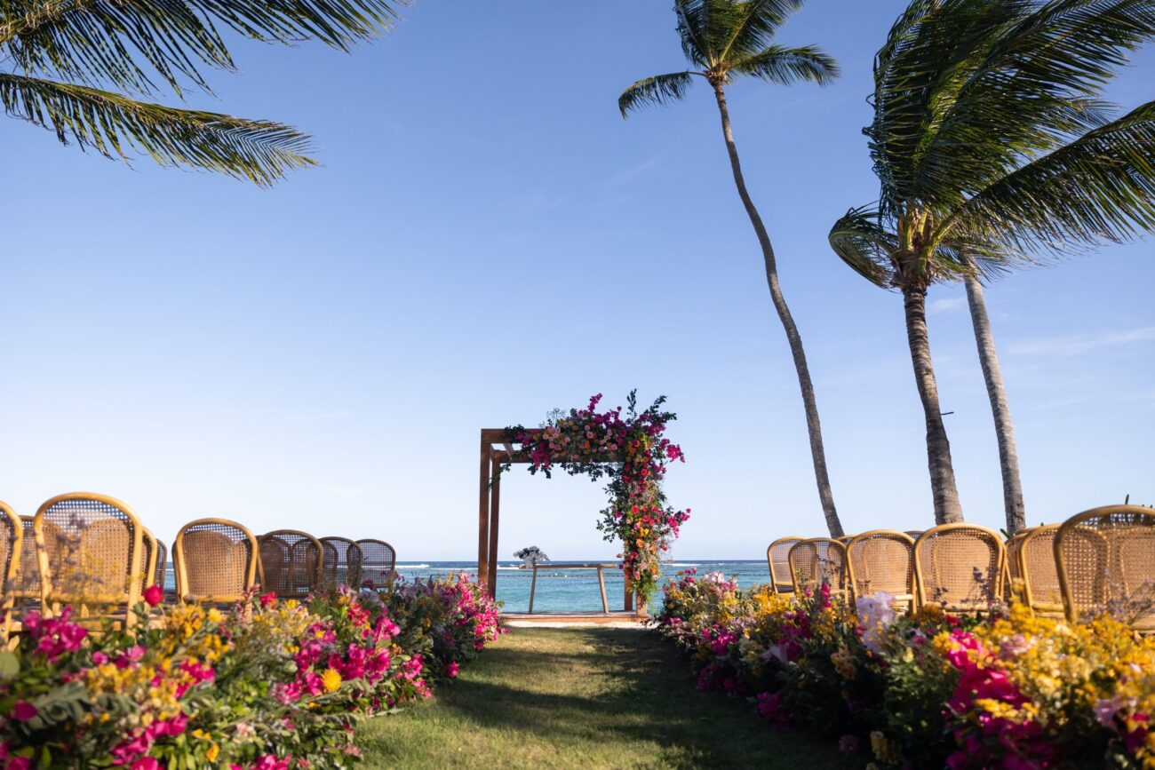 Altar de flores à beira-mar no Chez Bisutti Punta Cana, cerimônia de Nathália e Antonio
