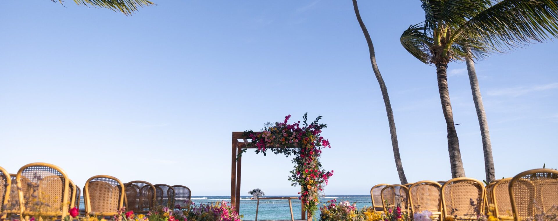 Altar de flores à beira-mar no Chez Bisutti Punta Cana, cerimônia de Nathália e Antonio