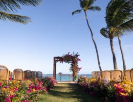 Altar de flores à beira-mar no Chez Bisutti Punta Cana, cerimônia de Nathália e Antonio