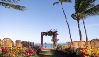 Altar de flores à beira-mar no Chez Bisutti Punta Cana, cerimônia de Nathália e Antonio