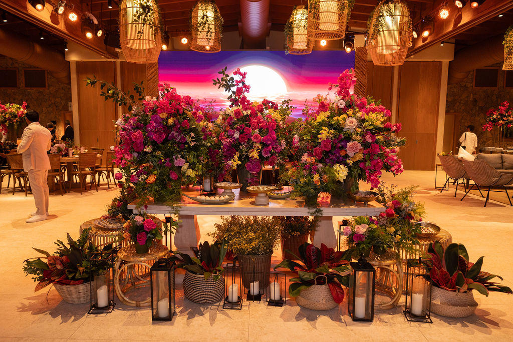 Decoração da festa com flores fúcsia e luminárias de fibra no Chez Bisutti Punta Cana