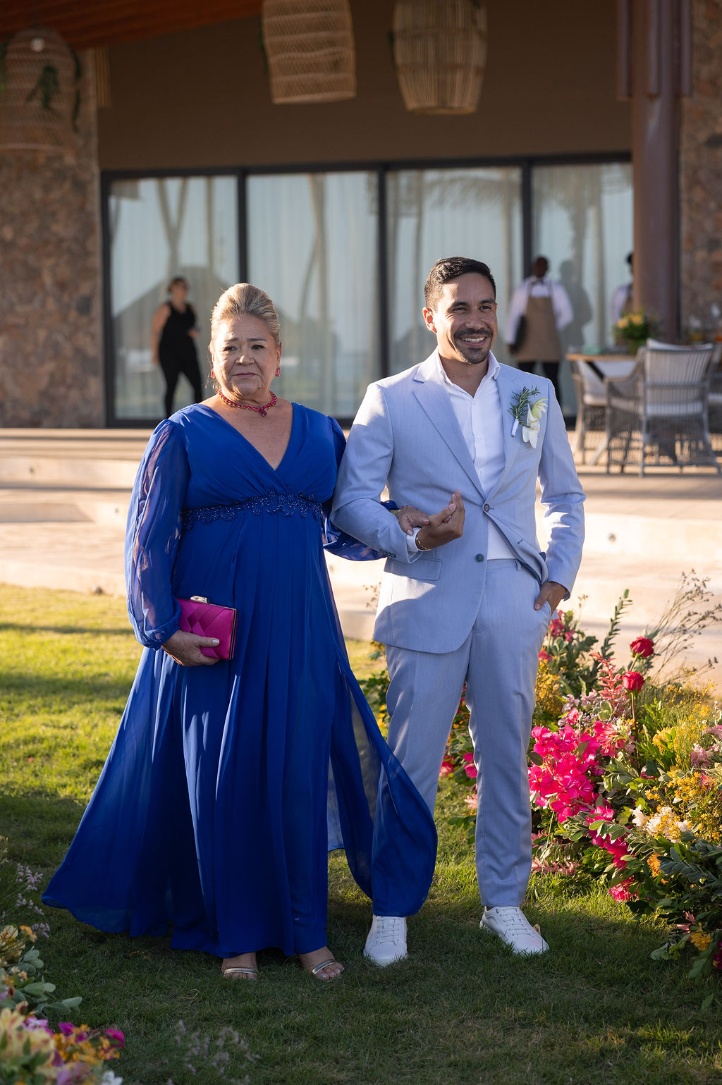 Entrada do noivo Antonio com a mãe na cerimônia em Punta Cana