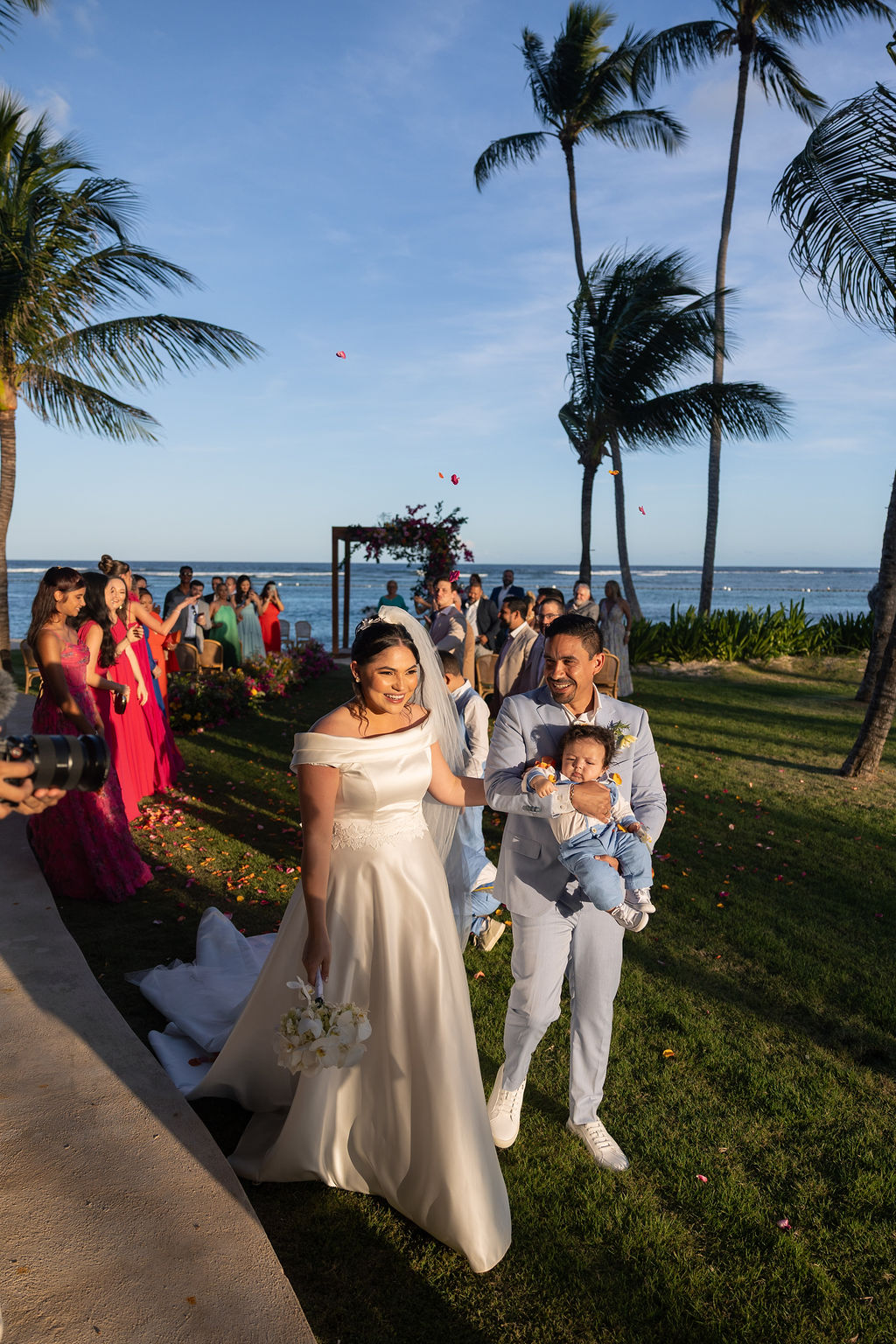 Saída dos noivos com os convidados e o mar do Caribe ao fundo