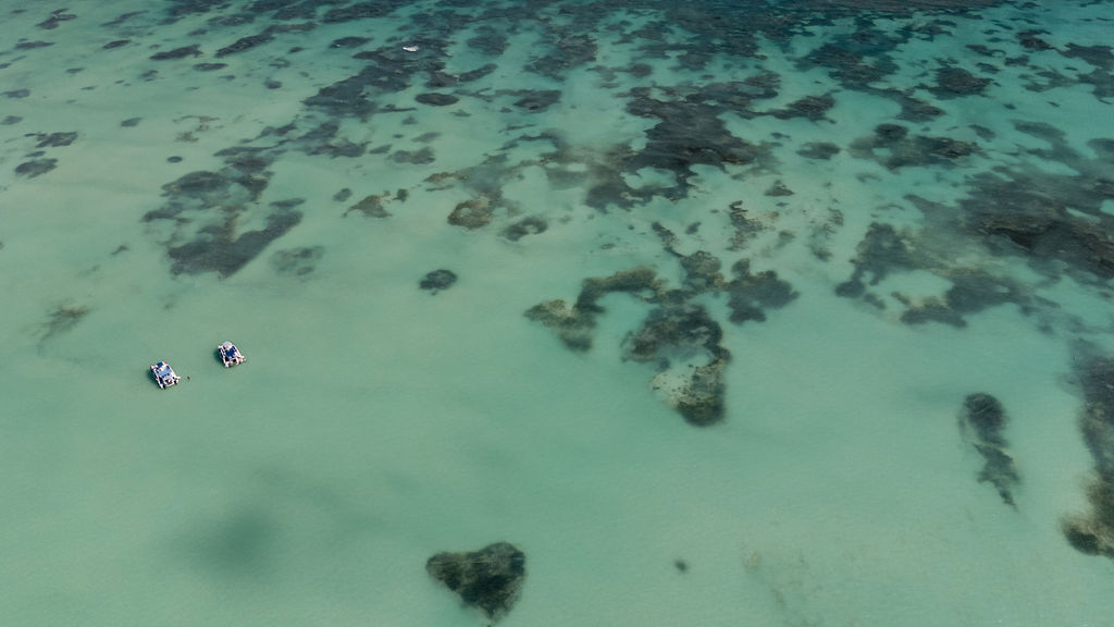 Vista aérea do mar azul-turquesa de Punta Cana