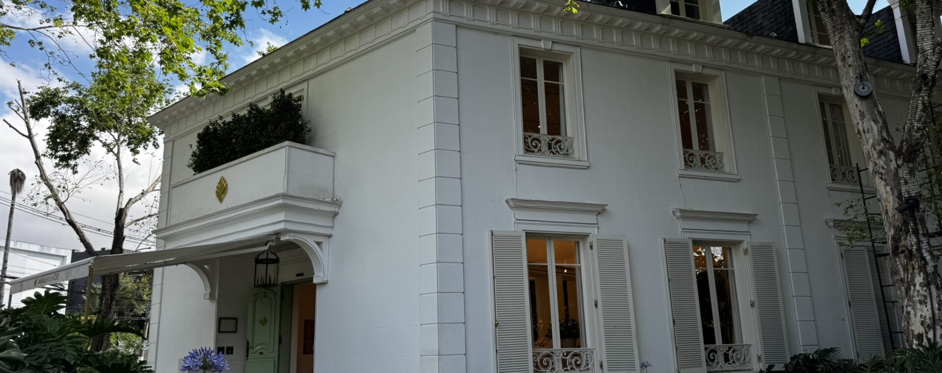 Fachada do casarão da loja conceito Tania Bulhões nos Jardins, São Paulo